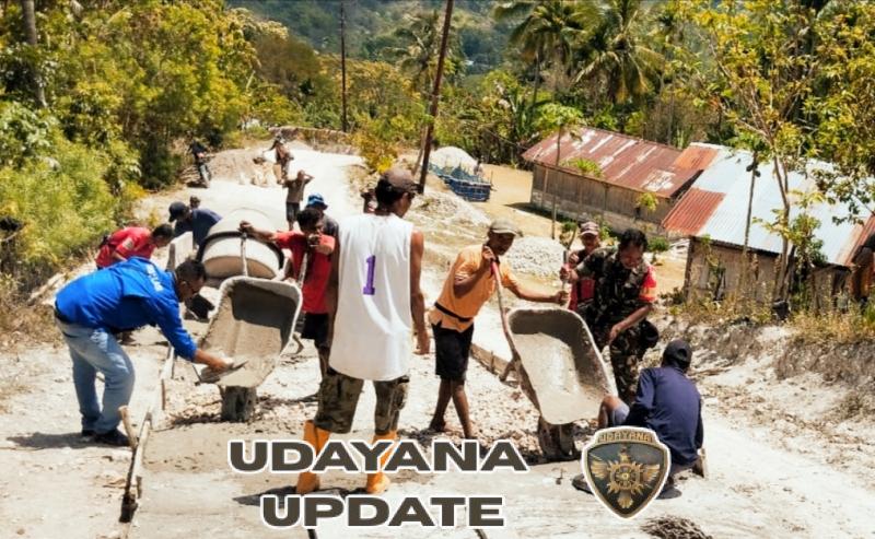 Wujud Nyata Babinsa Kodim 1621/TTS , Turun Langsung Bantu Masyarakat Rabat Jalan