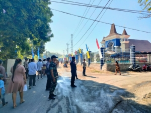 Kodim 1601/Sumba Timur Terjunkan Personel Amankan Peresmian Gereja Katolik MBSM Kambajawa oleh Uskup Vatikan