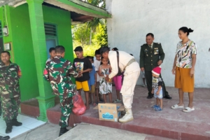 Koramil Halilulik Didatangi Masyarakat dan Anak-Anak Rayakan HUT TNI Bersama-sama