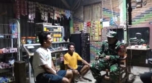 Patroli Malam Koramil Lape-Lopok Perkuat Rasa Aman dan Kebersamaan dengan Warga