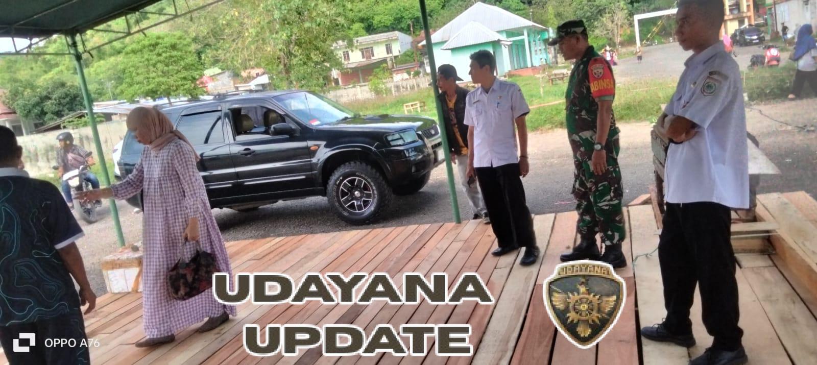 Dukung Renovasi Pasar, Babinsa Taliwang Bantu Relokasi Pedagang Tana Mira