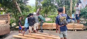 Babinsa Kodim 1602/Ende Terjun Langsung Dukung Pembangunan Rumah Warga Desa Nguwa