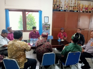 Antisipasi Kepadatan, Danramil Mendoyo Ajak Masyarakat Tertib Berlalu Lintas Saat Pasar Adat Galungan-Kuningan