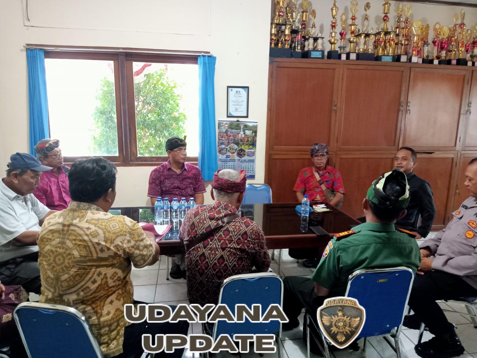 Antisipasi Kepadatan, Danramil Mendoyo Ajak Masyarakat Tertib Berlalu Lintas Saat Pasar Adat Galungan-Kuningan