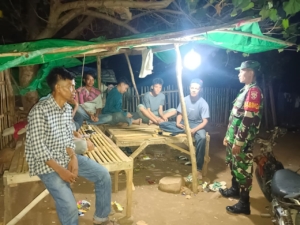 Babinsa Koramil 1608-05/Donggo dan Tokoh Masyarakat Laksanakan Pengawasan Malam di Soromandi
