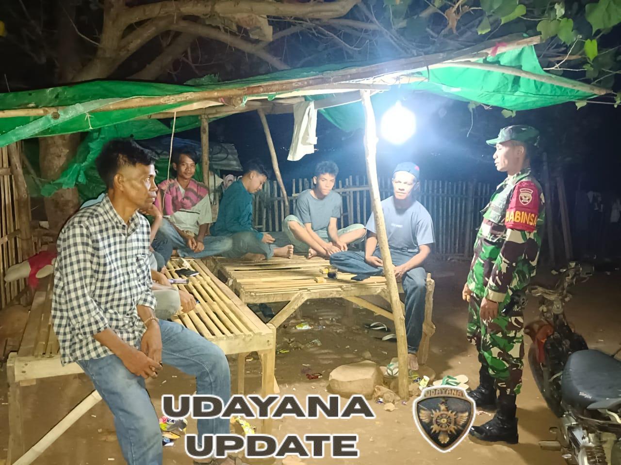 Babinsa Koramil 1608-05/Donggo dan Tokoh Masyarakat Laksanakan Pengawasan Malam di Soromandi