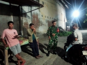 ‎Patroli Malam Babinsa Korleko Selatan Pererat Hubungan TNI dan Masyarakat