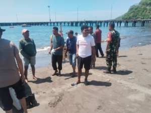 Babinsa Bersama Tim SAR Lakukan Pencarian Korban Hilang di Laut Ende
