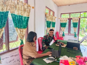 Wujud Kemanunggalan TNI-Rakyat, Babinsa 1602/Ende Sambangi Desa Binaan