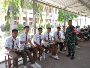 Wujud Kepedulian TNI terhadap Dunia Pendidikan, Babinsa 01/ AlokLakukan Pengecekan MBG di Sekolah