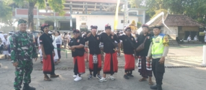 Babinsa Desa Tunjung Kawal Ketat Pelaksanaan Melasti Pura Subak Abian Panti