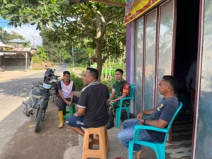 Wujud Kepedulian TNI, Babinsa Omesuri Laksanakan Komsos di Wilayah Binaan