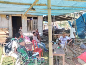 Babinsa Koramil 1602-02/Wolowaru Tingkatkan Komsos dan Pamwil di Desa Nuamuri