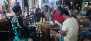 Sertu Ashar Gelar Patroli dan Kongkow Bersama Warga, Wujudkan Keakraban dan Keamanan di Seteluk