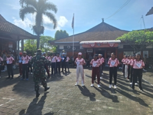 Bangun karakter calon OSIS SMA PGRI 1 Amlapura, Anggota Kodim 1623/Karangasem latihkan PBB.