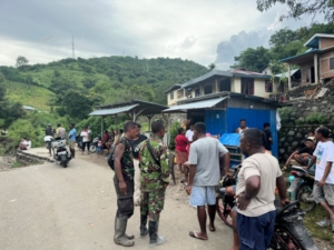 Babinsa Koramil 1602-04/Maurole Gelar Komsos dan Pamwil di Desa Loboniki