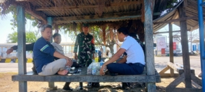 Sertu Chaeruddin Laksanakan PAM di Pelabuhan Poto Tano, Pastikan Situasi Kondusif