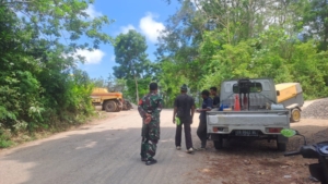 Babinsa 05/Bola Turun ke Lapangan, Tinjau Pembangunan Jalan Maumere–Bola