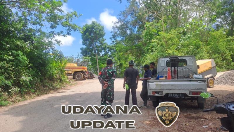 Babinsa 05/Bola Turun ke Lapangan, Tinjau Pembangunan Jalan Maumere–Bola