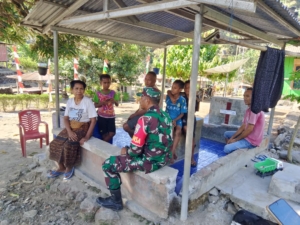 Babinsa Maurole Ajak Warga Detuwulu Tingkatkan Kamtibmas dan Kebersihan Lingkungan