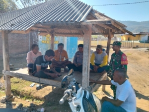 Wujud Kepedulian TNI, Babinsa Desa Kiantar Laksanakan Monitoring dan Komsos Bersama Warga