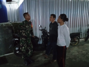 ‎Babinsa Sembalun Serda Pendi Laksanakan Patroli Malam Jaga Kamtibmas di Dusun Lendang Luar