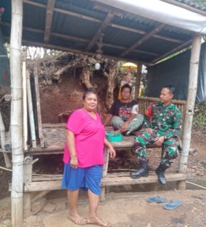 Jalin Kemanunggalan TNI-Rakyat, Serda Putu Nopika Candra Kunjungi Tokoh Masyarakat di Desa Bongancina.