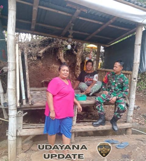 Jalin Kemanunggalan TNI-Rakyat, Serda Putu Nopika Candra Kunjungi Tokoh Masyarakat di Desa Bongancina.