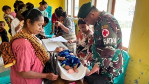 Penyuluhan dan Pelayanan Kesehatan di Desa Manusasi Oleh Satgas Pamtas Yonarhanud 2 Kostrad