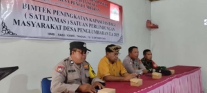 Babinsa Desa Penglumbaran Latih Satlinmas Tingkatkan Kesiapsiagaan Hadapi Bencana Alam