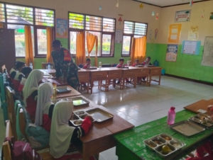 TNI Hadir di Tengah Anak Sekolah, Babinsa Jereweh Dukung Program Makan Sehat Bergizi