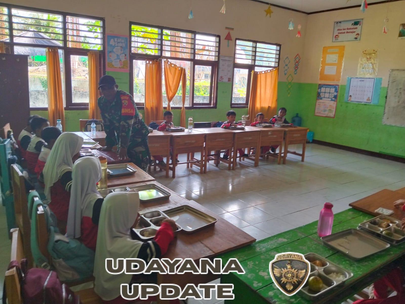 TNI Hadir di Tengah Anak Sekolah, Babinsa Jereweh Dukung Program Makan Sehat Bergizi