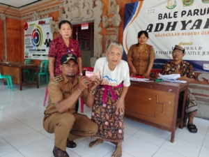 Babinsa Tulikup Bersama Aparat Desa Kawal Pencairan BLT Dana Desa