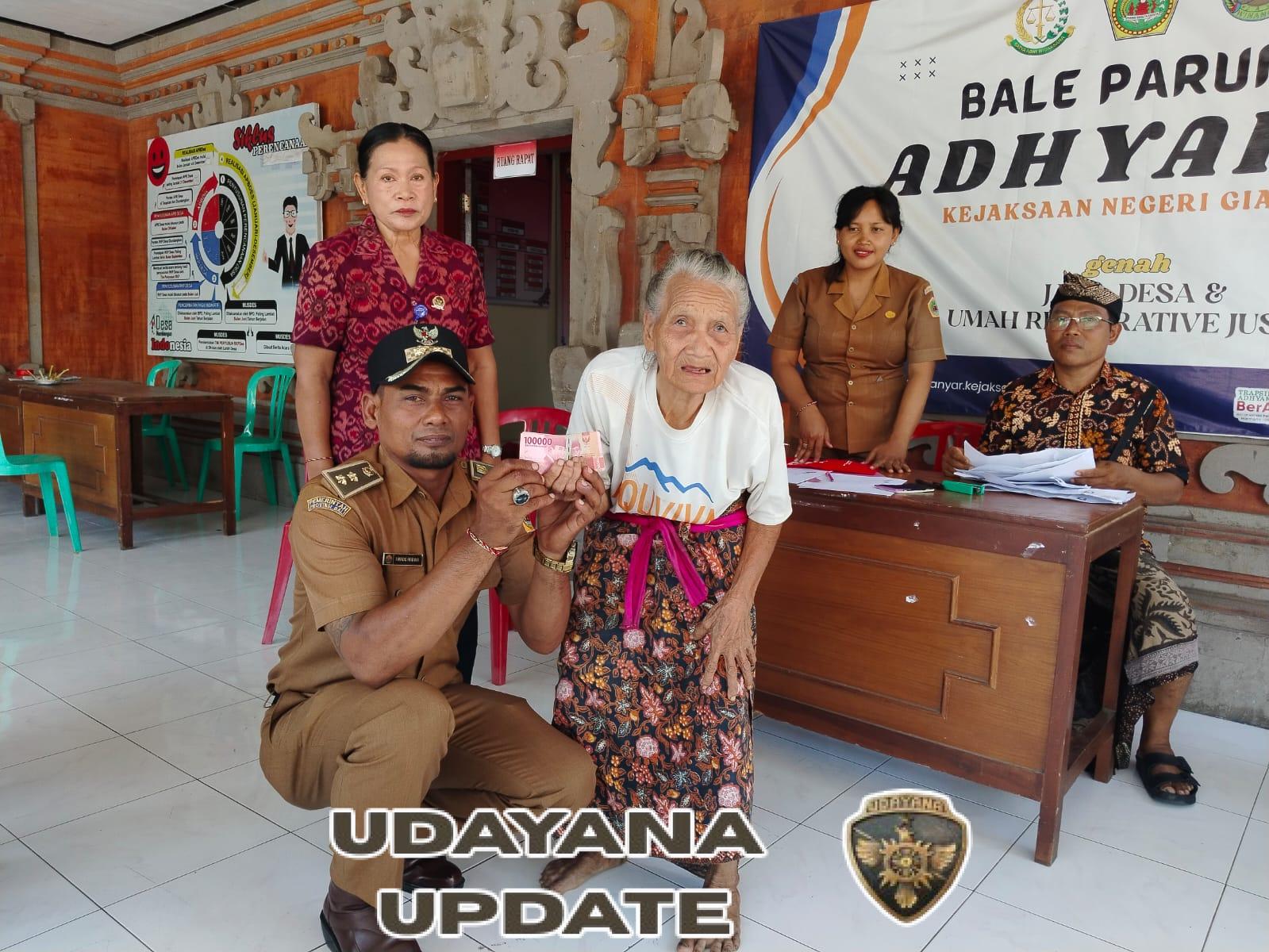 Babinsa Tulikup Bersama Aparat Desa Kawal Pencairan BLT Dana Desa