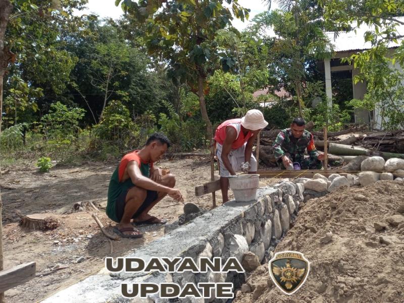 Gotong Royong TNI dan Warga Warnai Pembangunan Rumah di Desa Ponu