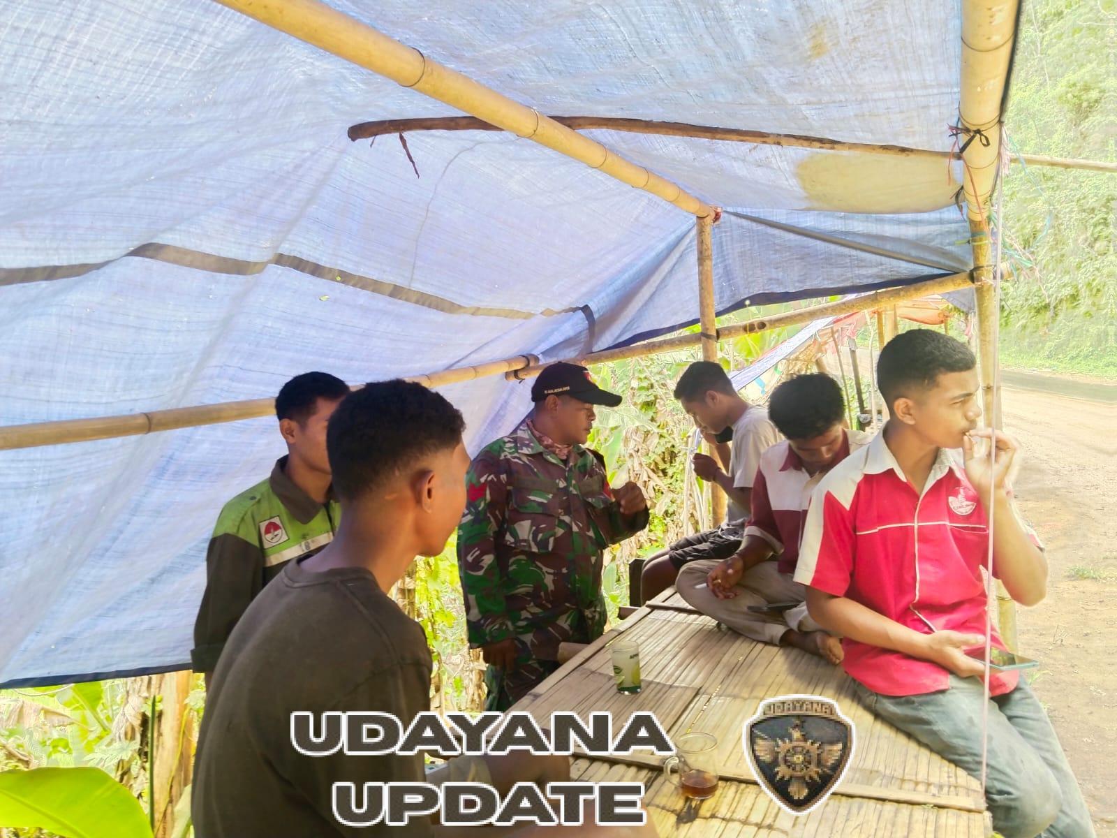 Babinsa Kopka Edwin D.P Dampingi Masyarakat Saat Portal Buka Tutup Jalan Trans Ende-Maumere