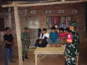 Patroli Siskamling di Desa Wadukopa, Aparat dan Warga Bersinergi Jaga Keamanan