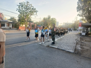 Babinsa Sertu Soleman Missa Hadiri Kegiatan Jalan Santai SMP Katolik Theresia Kupang