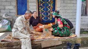 Babinsa Perempuan Karang Bayan Ini Dikenal Akrab dan Penuh Empati