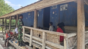 Pererat Hubungan dengan Warga, Babinsa Katikutana Gelar Komsos di Sumba Tengah