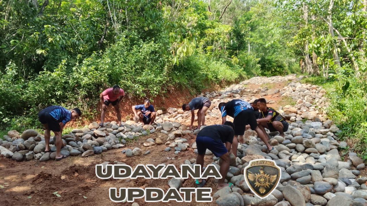 Kodim 1612/Manggarai dan Warga Desa Rado Bahu-Membahu Bangun Jalan Telford