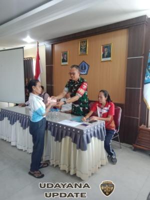 Babinsa Koramil Klungkung Bantu Penyaluran BLT DD Desa Satra