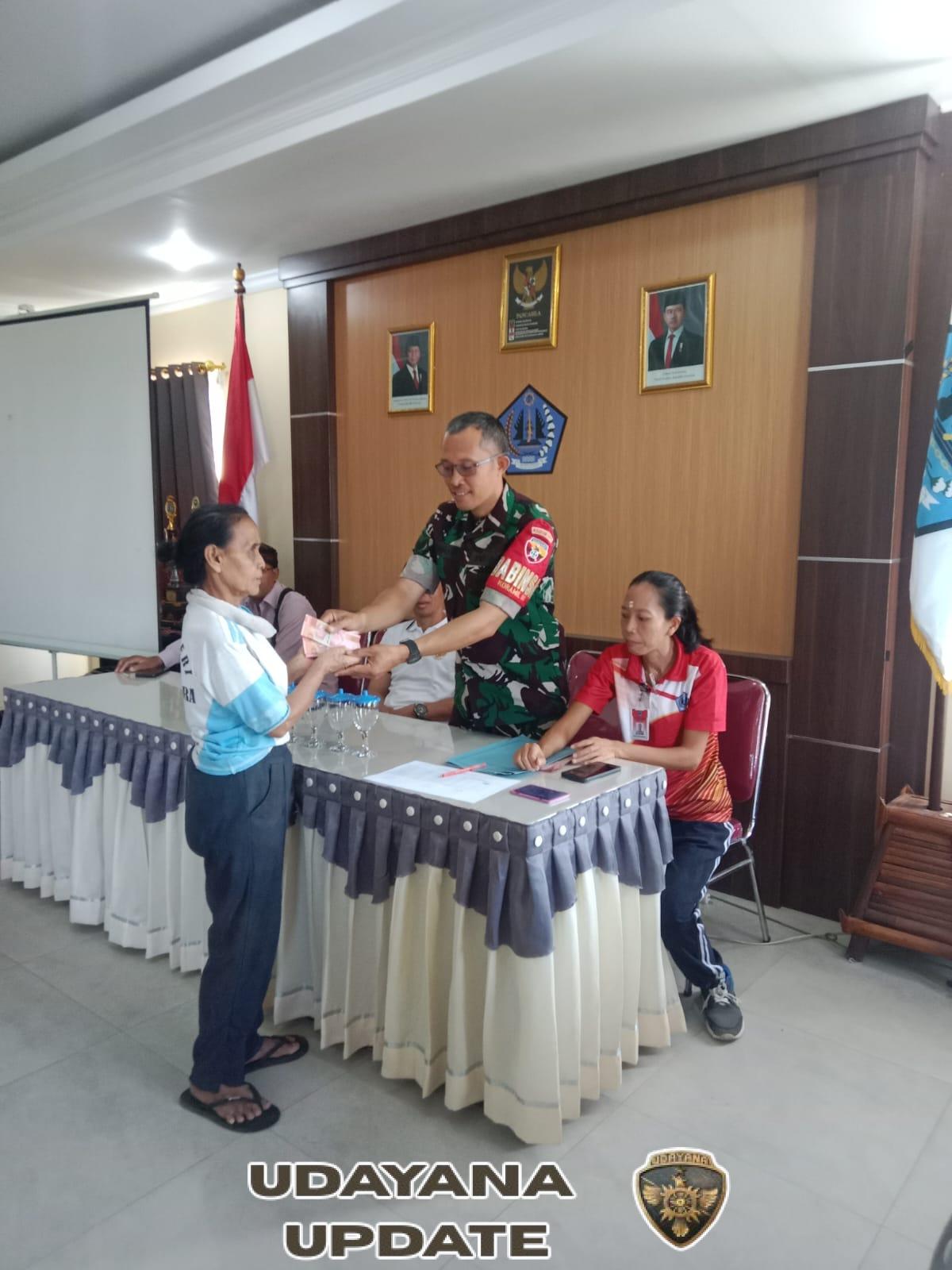 Babinsa Koramil Klungkung Bantu Penyaluran BLT DD Desa Satra