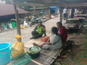 Babinsa Kodim 1602/Ende Tingkatkan Keamanan dan Ketertiban di Pasar Moni