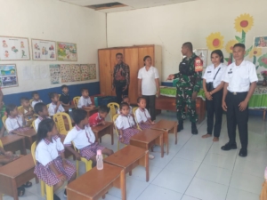 Babinsa Kawal Distribusi Makan Bergizi Gratis Bagi Anak Anak Kelompok Bermain