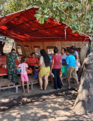 TNI Peduli, Koramil 1624-06/Wulanggitang Bagikan Makan Siang untuk Warga Pengungsi