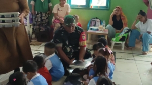 ‎Perhatian Babinsa, Anak-Anak Sekolah di Maringkik Dapat Makan Bergizi Gratis