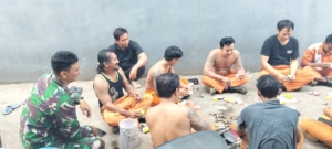 Komsos Rutin, Babinsa Sanggalangit Ingatkan Pekerja Perbaikan Tabung Gas Prioritaskan Keamanan Kerja