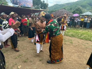 TNI dan Pemda Kompak, Letkol Inf. Imam Subekti Temani Bupati Ngada di Acara Adat Caci Manggarai Timur