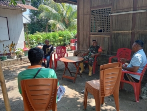 Babinsa Koramil Maurole Laksanakan Pamwil dan Komsos Bersama Warga Desa Ranokolo